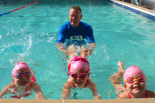 دانش مربی شنا در خمینی شهر - مربی شنا - آموزش شنا خمینی شهر | آکادمی شنا خمینی شهر